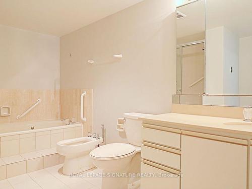 405-3 Concorde Pl, Toronto, ON - Indoor Photo Showing Bathroom