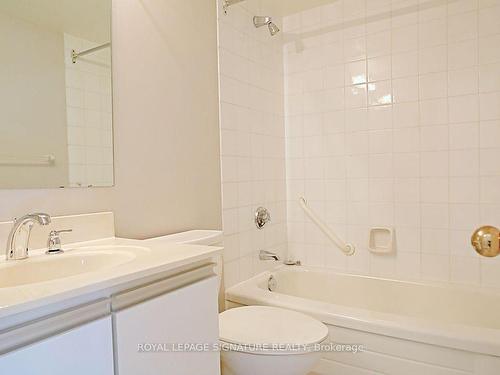 405-3 Concorde Pl, Toronto, ON - Indoor Photo Showing Bathroom