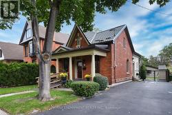 152 HOMEWOOD AVENUE  Hamilton, ON L8P 2M5