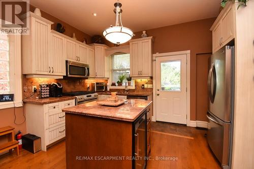 152 Homewood Avenue, Hamilton, ON - Indoor Photo Showing Kitchen