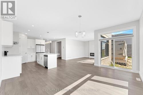 3860 Big Leaf Trail, London, ON - Indoor Photo Showing Kitchen