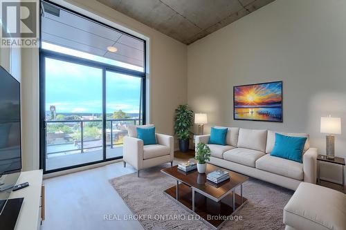 504 - 11 Robert Street, Hamilton, ON - Indoor Photo Showing Living Room