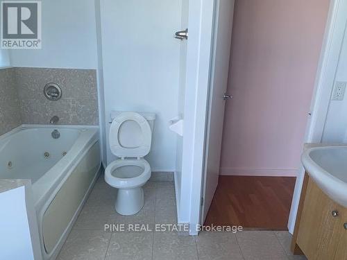 3411 - 208 Queens Quay W, Toronto, ON - Indoor Photo Showing Bathroom