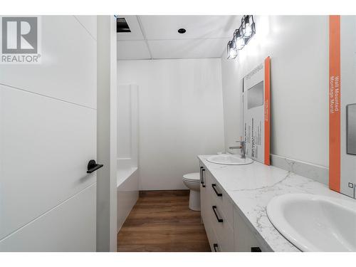 981 12 Street Se Unit# 28, Salmon Arm, BC - Indoor Photo Showing Bathroom