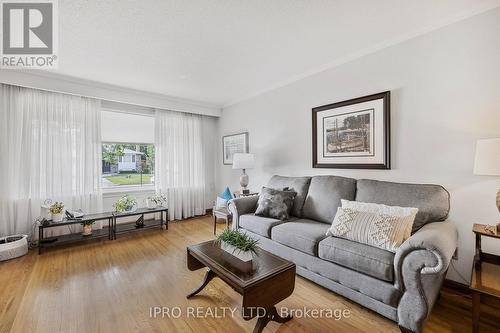 6 Golf View Drive, Brampton, ON - Indoor Photo Showing Living Room