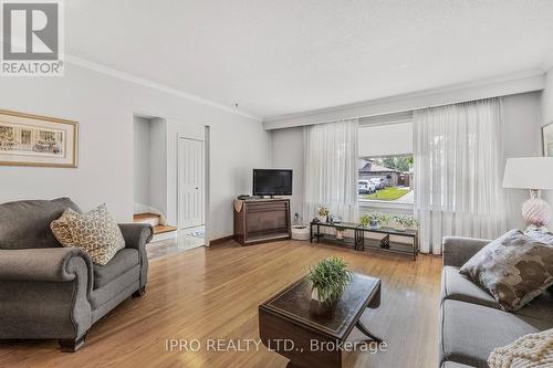 6 Golf View Drive, Brampton, ON - Indoor Photo Showing Living Room