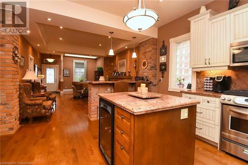 152 Homewood Avenue, Hamilton, ON - Indoor Photo Showing Kitchen