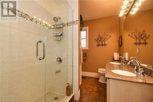 152 Homewood Avenue, Hamilton, ON - Indoor Photo Showing Bathroom