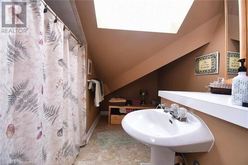 152 Homewood Avenue, Hamilton, ON - Indoor Photo Showing Bathroom