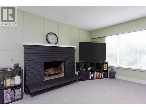 1269 Lund Road, Kelowna, BC - Indoor Photo Showing Living Room With Fireplace