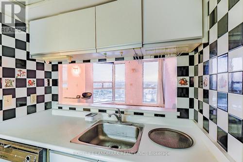 Ph17 - 2460 Eglinton Avenue E, Toronto, ON - Indoor Photo Showing Kitchen