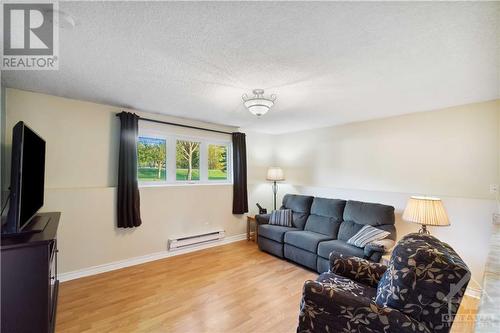 8408 Victoria Street, Metcalfe, ON - Indoor Photo Showing Living Room