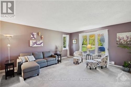 8408 Victoria Street, Ottawa, ON - Indoor Photo Showing Living Room