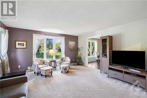 8408 Victoria Street, Ottawa, ON - Indoor Photo Showing Living Room