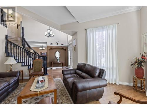 1614 Lindsay Drive, Kelowna, BC - Indoor Photo Showing Living Room