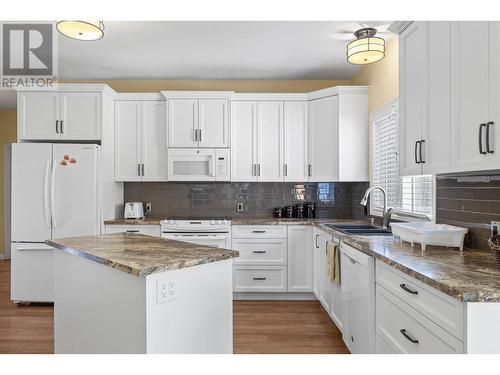 1614 Lindsay Drive, Kelowna, BC - Indoor Photo Showing Kitchen With Double Sink