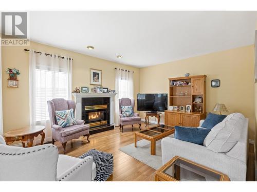 1614 Lindsay Drive, Kelowna, BC - Indoor Photo Showing Living Room With Fireplace