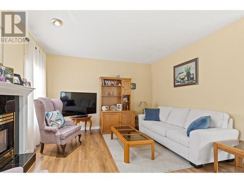 1614 Lindsay Drive, Kelowna, BC - Indoor Photo Showing Living Room With Fireplace