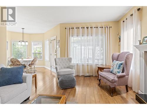 1614 Lindsay Drive, Kelowna, BC - Indoor Photo Showing Living Room