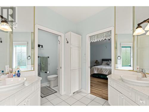 1614 Lindsay Drive, Kelowna, BC - Indoor Photo Showing Bathroom