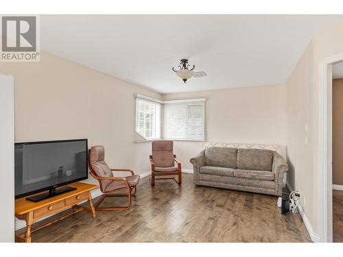 1614 Lindsay Drive, Kelowna, BC - Indoor Photo Showing Living Room