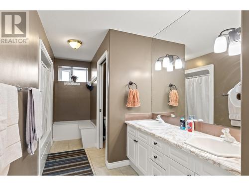 1614 Lindsay Drive, Kelowna, BC - Indoor Photo Showing Bathroom