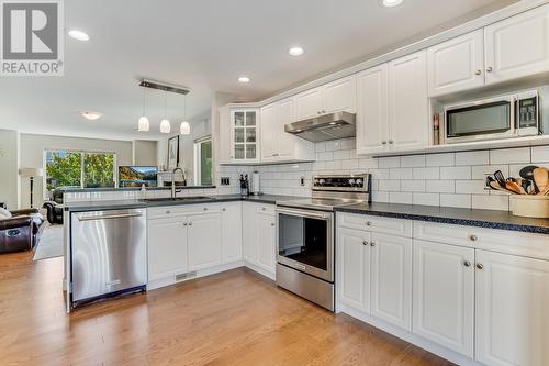 4275 Simeon Court, Kelowna, BC - Indoor Photo Showing Kitchen With Upgraded Kitchen