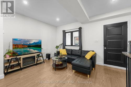 110 Avondale Street, Hamilton, ON - Indoor Photo Showing Other Room