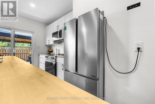 110 Avondale Street, Hamilton, ON - Indoor Photo Showing Kitchen