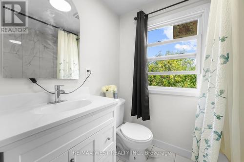 110 Avondale Street, Hamilton, ON - Indoor Photo Showing Bathroom