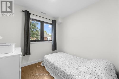 110 Avondale Street, Hamilton, ON - Indoor Photo Showing Bedroom