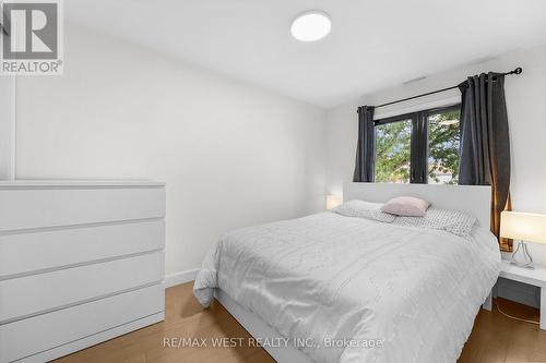 110 Avondale Street, Hamilton, ON - Indoor Photo Showing Bedroom