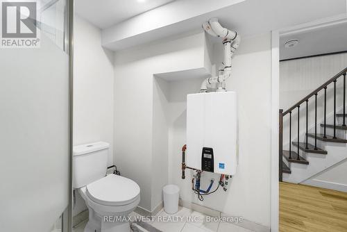 110 Avondale Street, Hamilton, ON - Indoor Photo Showing Bathroom