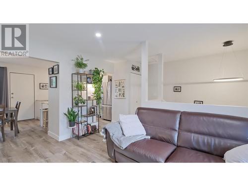 2724 Riffington Place, West Kelowna, BC - Indoor Photo Showing Living Room