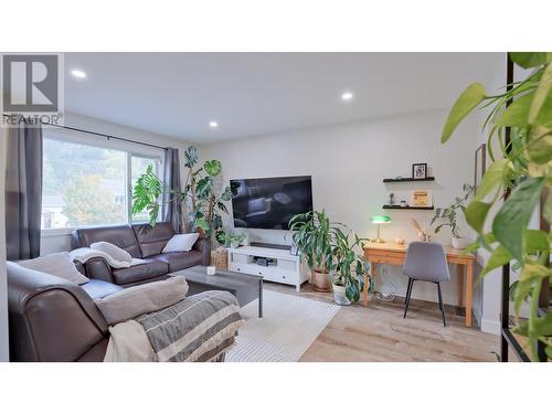 2724 Riffington Place, West Kelowna, BC - Indoor Photo Showing Living Room