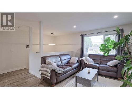 2724 Riffington Place, West Kelowna, BC - Indoor Photo Showing Living Room