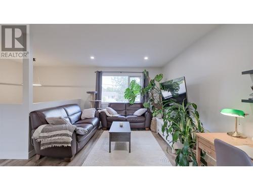 2724 Riffington Place, West Kelowna, BC - Indoor Photo Showing Living Room