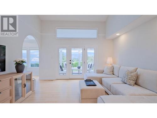 118 Sumac Ridge Drive, Summerland, BC - Indoor Photo Showing Living Room