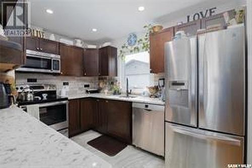 811 L Avenue N, Saskatoon, SK - Indoor Photo Showing Kitchen