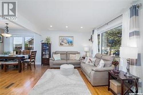 811 L Avenue N, Saskatoon, SK - Indoor Photo Showing Living Room