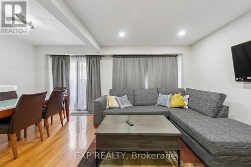 59 - 3025 Cedarglen Gate, Mississauga, ON - Indoor Photo Showing Living Room