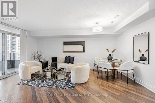 1125 - 500 Doris Avenue, Toronto, ON - Indoor Photo Showing Living Room