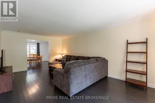 696 Barclay Place, London, ON - Indoor Photo Showing Living Room