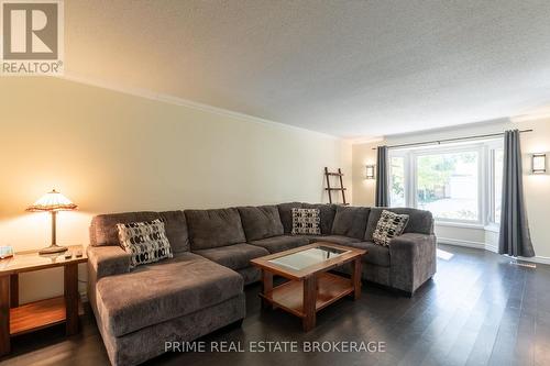 696 Barclay Place, London, ON - Indoor Photo Showing Living Room