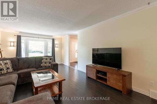 696 Barclay Place, London, ON - Indoor Photo Showing Living Room