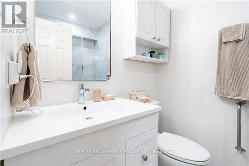 1785 Creek Way, Burlington, ON - Indoor Photo Showing Bathroom