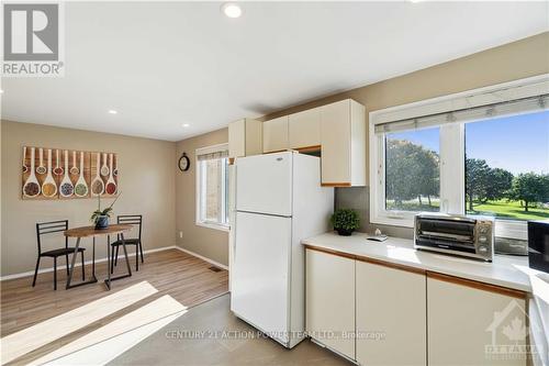 6593 Bilberry Drive, Ottawa, ON - Indoor Photo Showing Kitchen