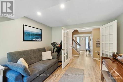 6593 Bilberry Drive, Ottawa, ON - Indoor Photo Showing Living Room