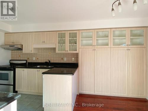 2 Red Cardinal Trail, Richmond Hill, ON - Indoor Photo Showing Kitchen