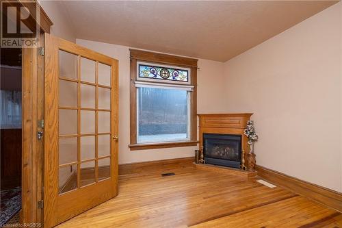 716 5Th Avenue E, Owen Sound, ON - Indoor With Fireplace